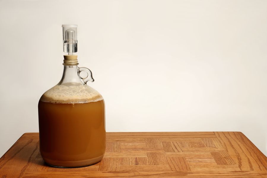 Fermenting homebrew beer with an airlock bubbler