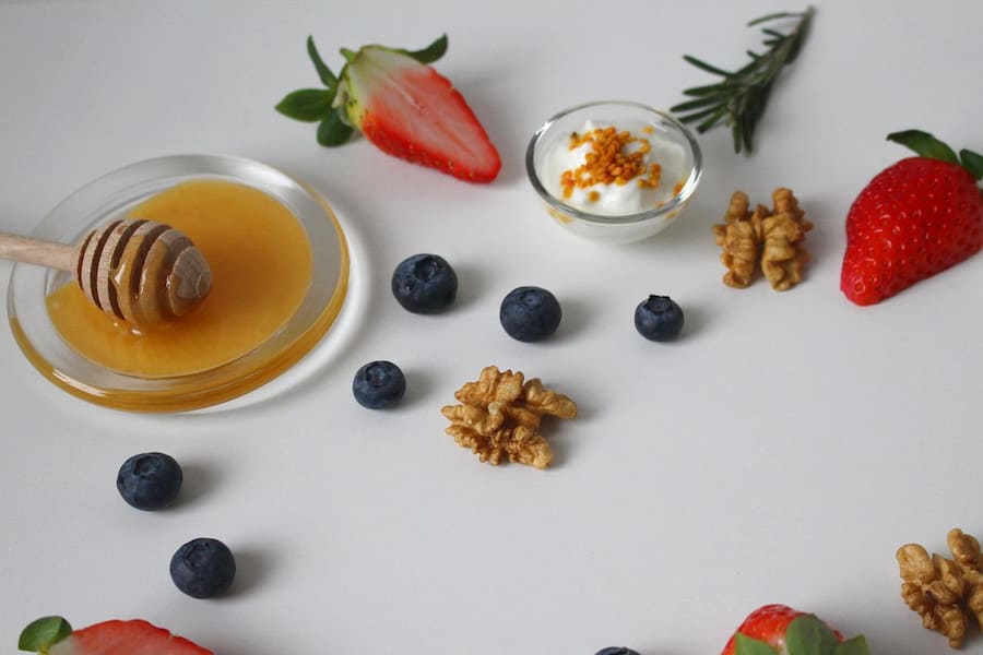 An image of honey and fruits